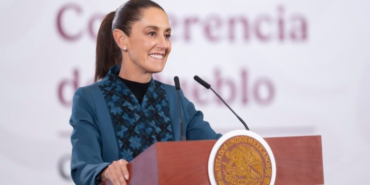 La presidenta Claudia Sheinbaum lidera aprobación presidencial en Latinoamérica con 72.3%.