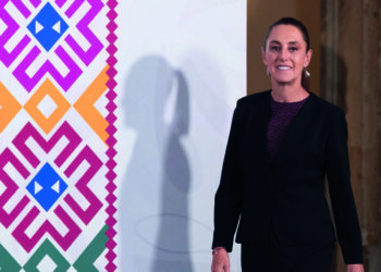 La presidenta Claudia Sheinbaum impulsa reforma para frenar pensiones millonarias de exfuncionarios.